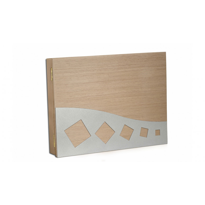 Tapa Contador acabado en madera natural con chapa troquelada con cuadrados en movimiento